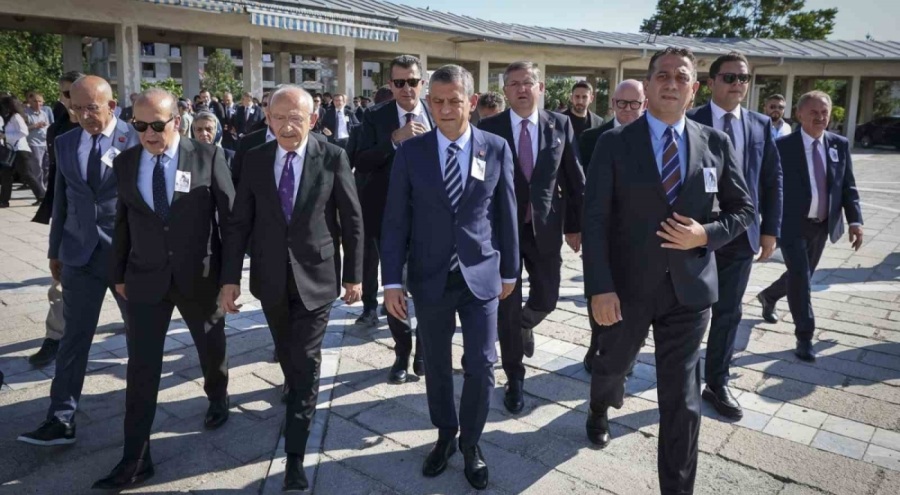 Özgür Özel ile Kılıçdaroğlu, Milletvekili Namık Tan'ın annesinin cenazesine katıldı