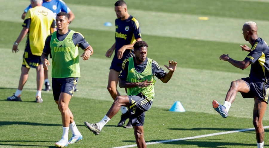 Fenerbahçe, yeni sezon hazırlıklarını akşam idmanıyla sürdürdü