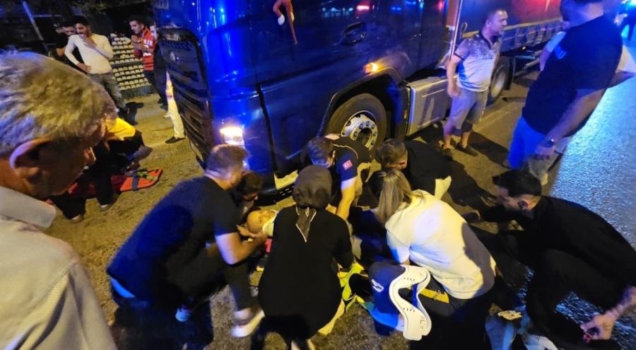 Kafası tırın altına girdi kaskı hayatını kurtardı