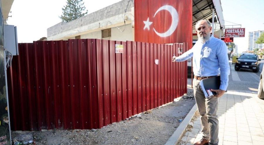 "Tapulu arazim" dedi, sokağın girişini kapattı