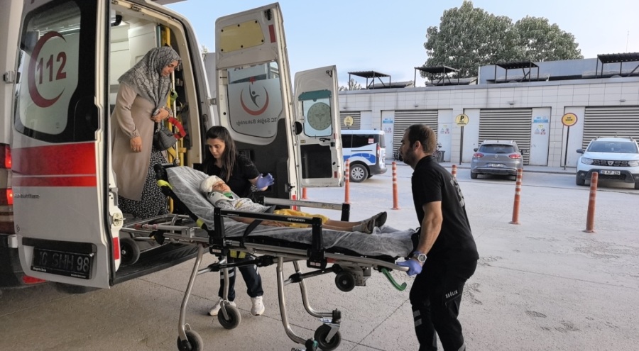 Sürgülü kapının altında kalan çocuk ağır yaralandı