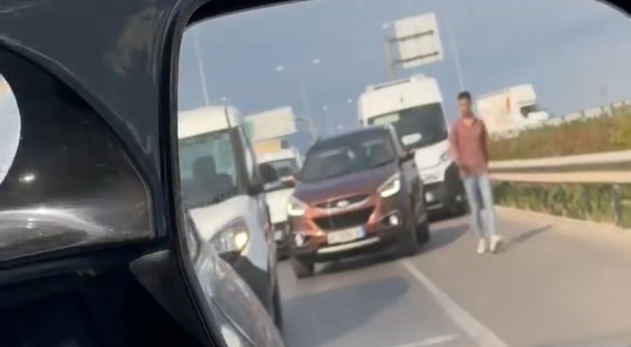 Bursa'da Emniyet şeridini ihlal edenleri, yürüyerek cezalandırdı