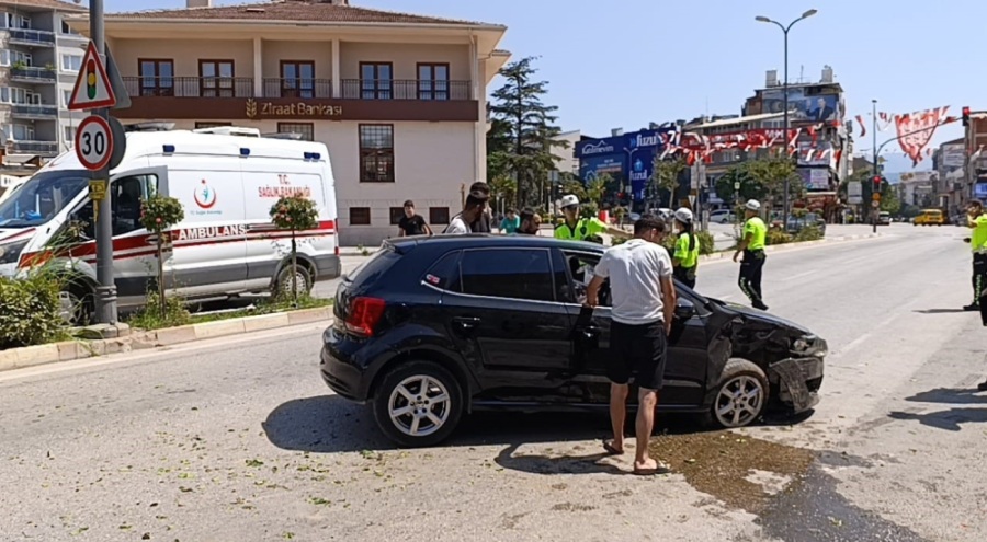 Bursa'da iki araç kafa kafaya çarpıştı: 4 yaralı