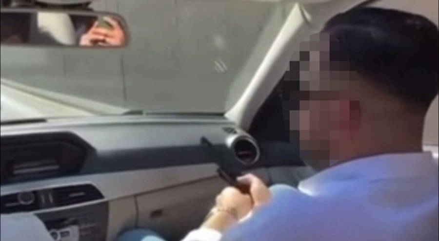 Seyir halindeki araçtan peş peşe böyle ateş açtı