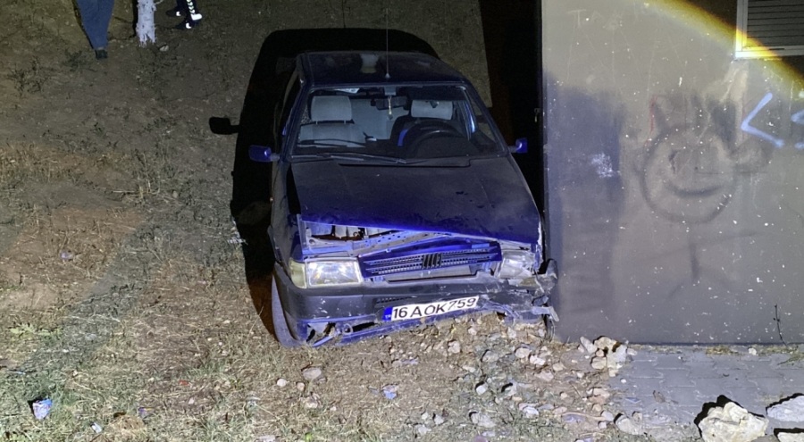 Otomobil şarampole uçup trafoya çarptı: Kazayı burnu bile kanamadan atlattı