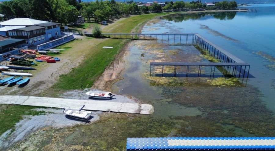 İznik Gölü'nde korkutan görüntü...En büyük iskelesi karaya oturdu