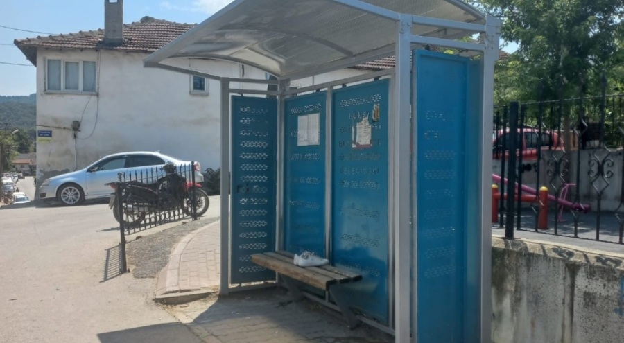 Bursa'da motosiklet dolmuş durağına daldı