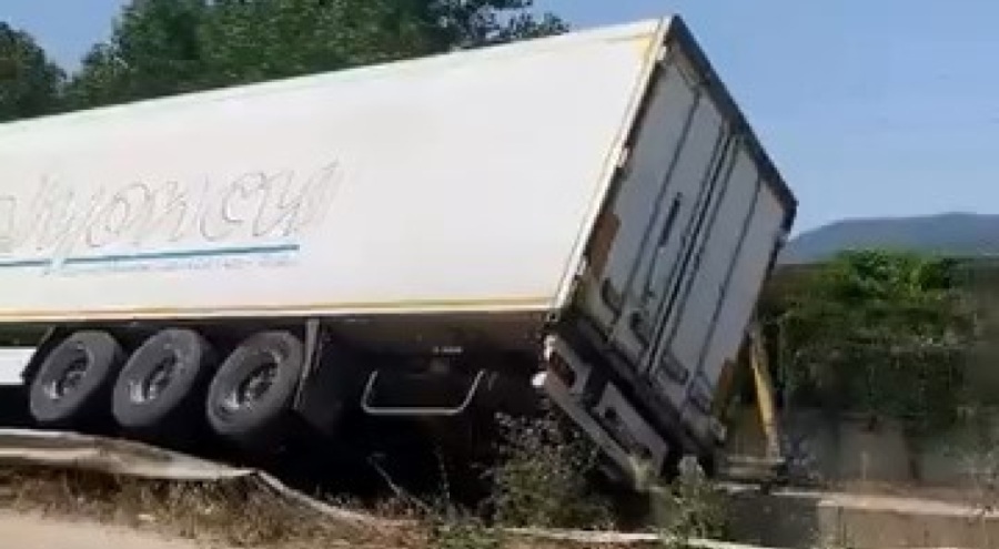 Bursa'da kontrolden çıkan tır devrildi