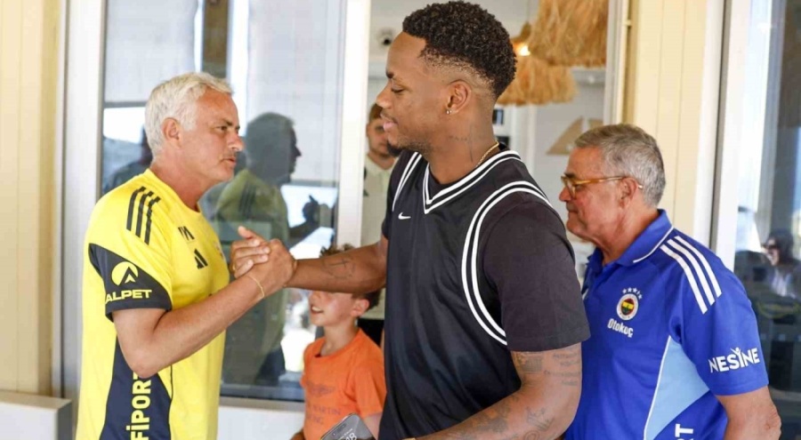 Jhon Duran kampa katıldı