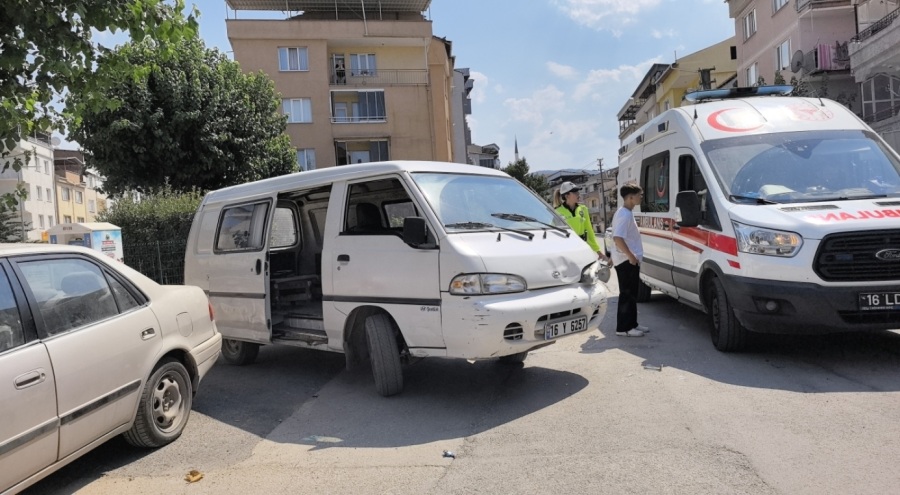 Minibüs ile motosiklet çarpıştı: 2 yaralı