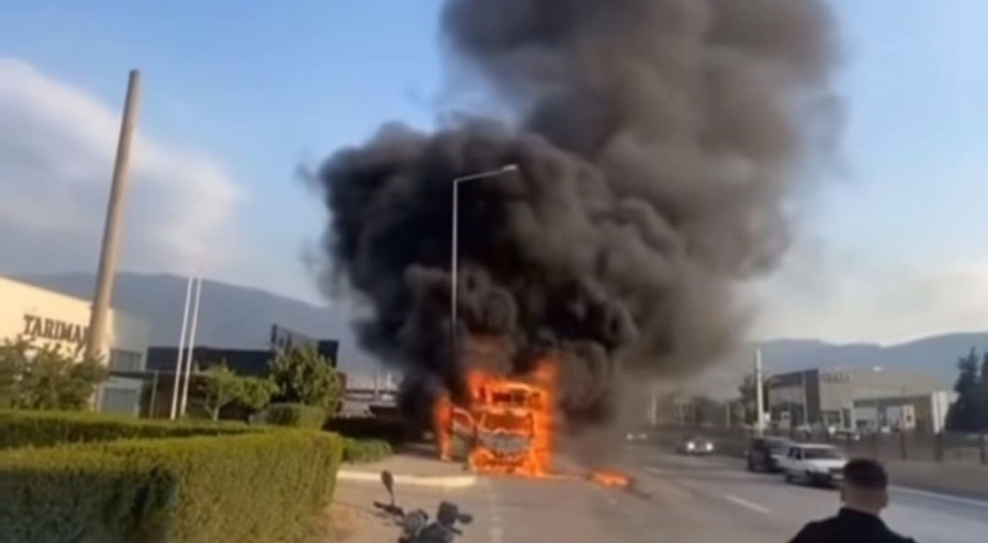 Bursa'da Seyir halindeki kamyonet bir anda alev topuna döndü