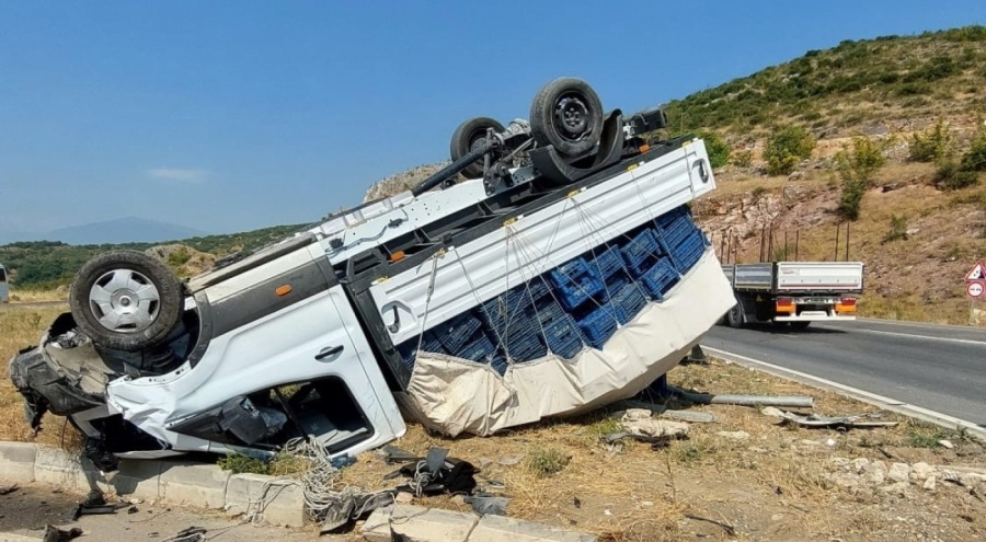 Bursa'da hafif ticari araç kamyonetle çarpıştı: 3 yaralı