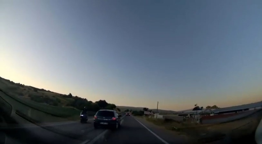 Bursa'da Hatalı sollama yapan otomobil motosikleti ezmekten kıl payı kurtuldu