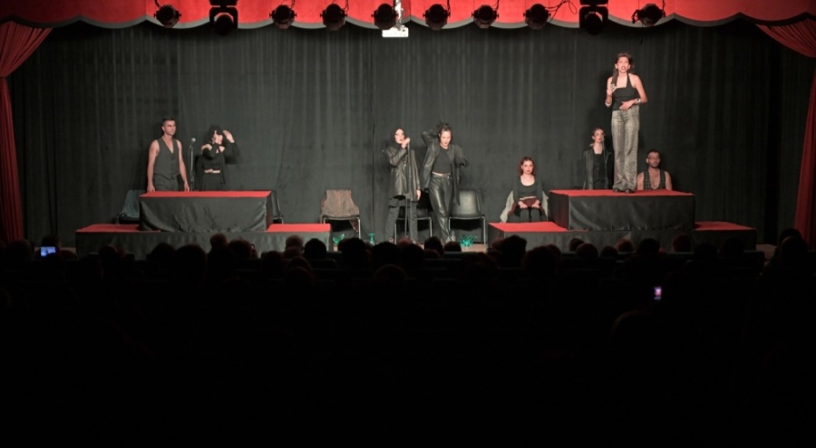 Osmangazi Belediyesi Tiyatro Okulu Öğrencileri Tersine Dünya'yı Sahneledi