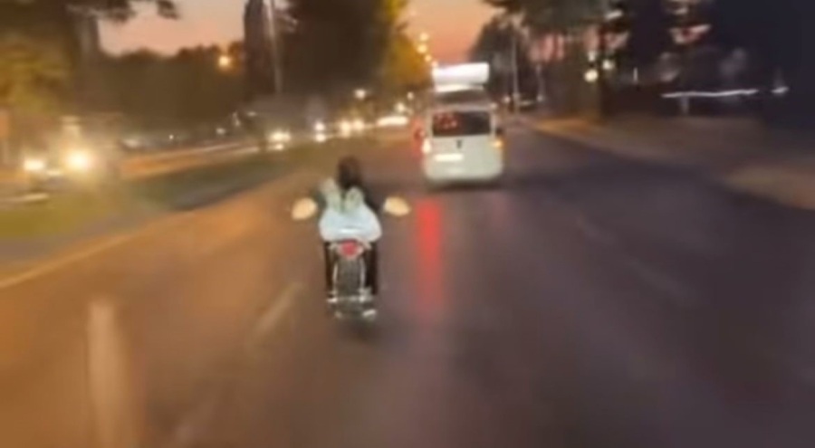 Bursa'da motosiklete uzanarak gitti, canını hiçe saydı
