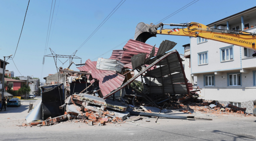 Yüksek Gerilim Hattına Yapılan Kaçak İş Yeri Yıkıldı