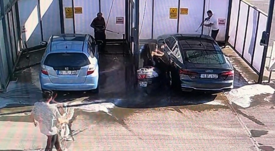 Bursa'da Motosikletli genç yıkanan otomobile çarptı