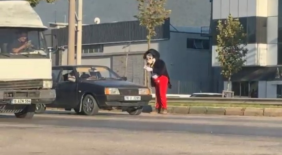 Mendil satıcısı 'Miki Fare' büyük ilgi gördü