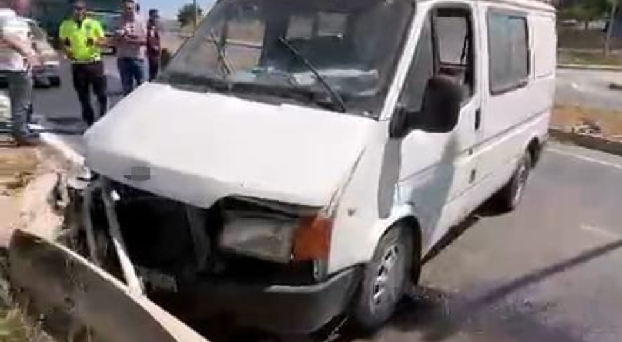 İnegöl'de minibüs bariyerlere çarptı