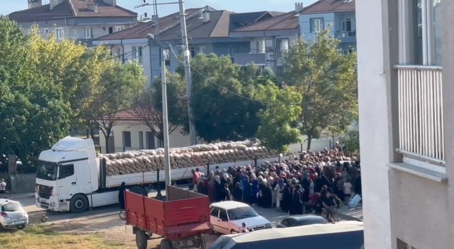 Bursa'da bir hayırsever 30 ton patatesi ücretsiz dağıttı