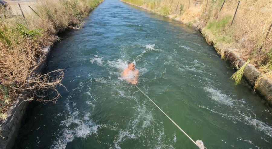 40 derecede sulama kanalında serinlediler