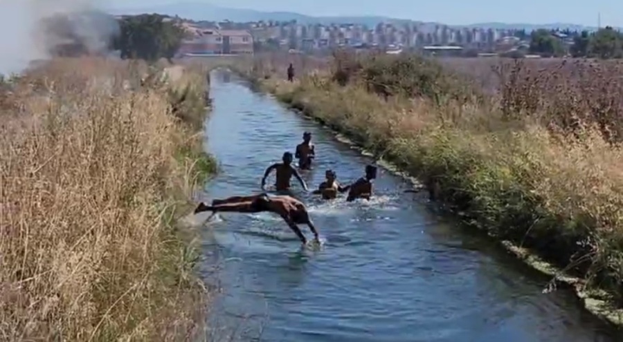Bursa'da Yangına rağmen su kanalındaki oyunlarını bozmadılar