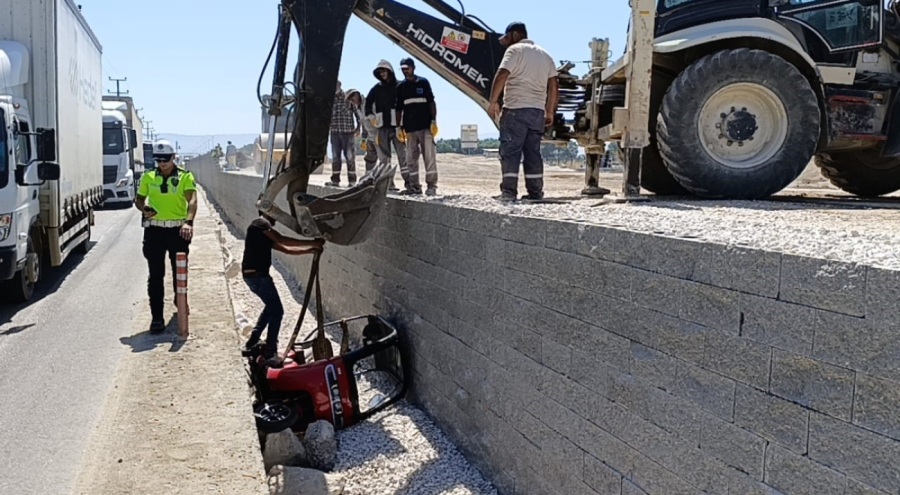 İnşaat alanına uçan triportördeki 2'si çocuk 4 kişi yaralandı