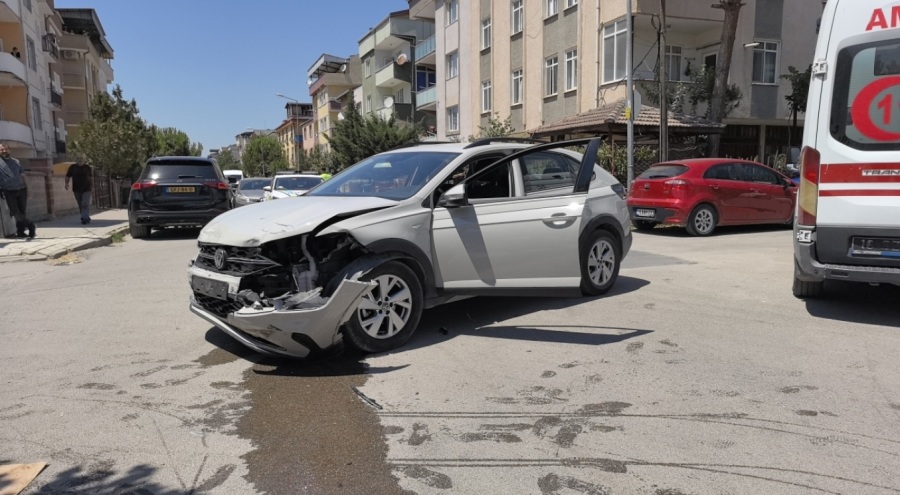 İnegöl'de zincirleme kaza: 1'i komiser 5 yaralı