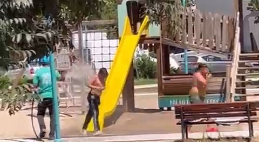 Beton mikserinin altında duş alıp, tazyikli tabanca ile yıkandılar