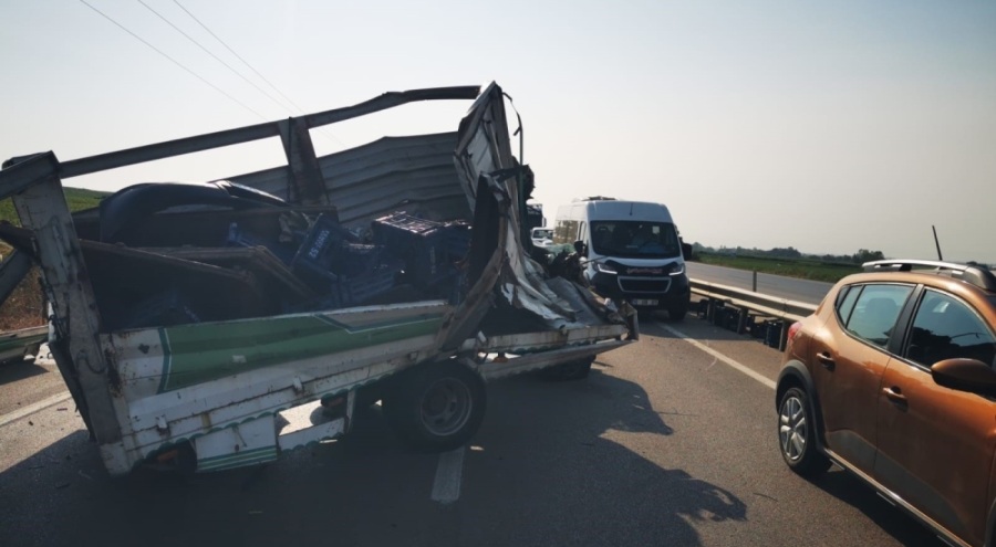 Kamyonet kamyona çarptı: 1 yaralı