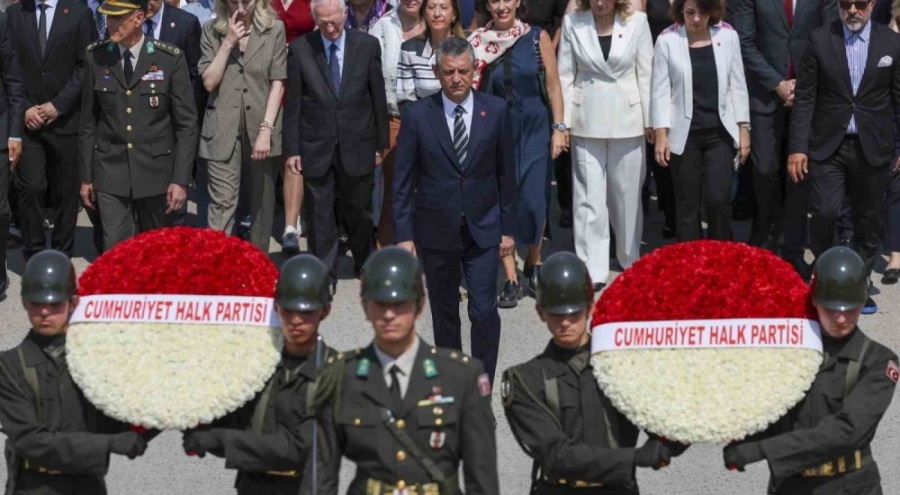 CHP Genel Başkanı Özel, Lozan Antlaşması'nın 102'nci yıldönümünde Anıtkabir'i ziyaret etti