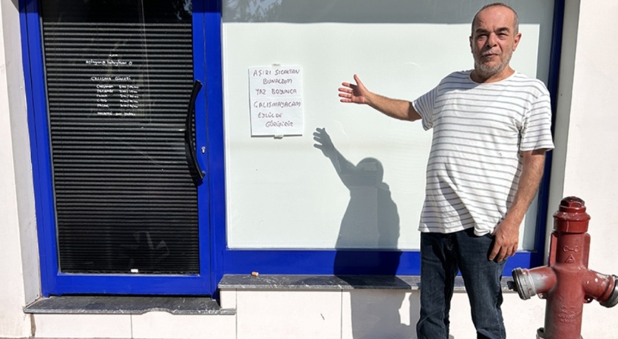 Sıcakların 45 dereceyi bulmasına dayanamayınca, iş yerine not asıp tatile çıktı