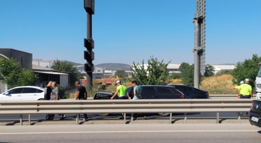 Bursa'da 3 aracın karıştığı zincirleme kaza kamerada
