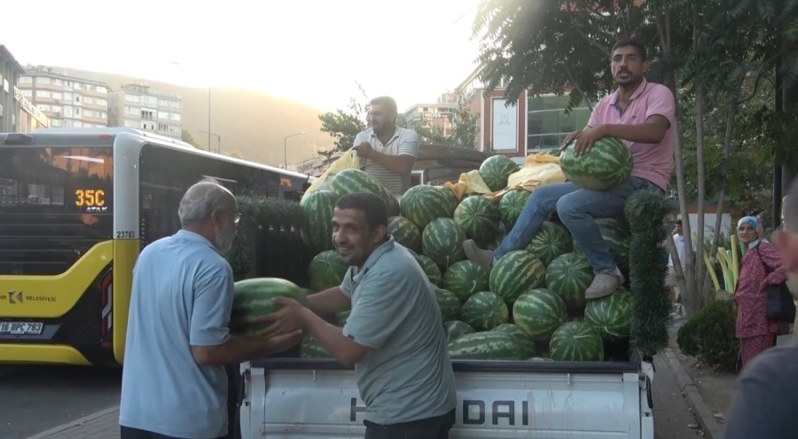 Bursa'da bir mağaza 4 kamyon karpuz dağıttı