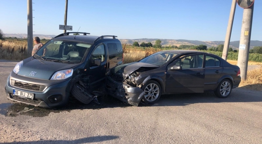 Bursa'da hafif ticari araç ile otomobil çarpıştı; 1'i çocuk 2 kişi yaralandı