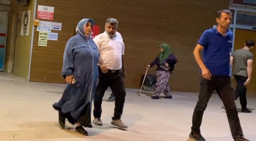 Yüksek sesle müzik dinleyen çocukları attığı şişeyle vurdu