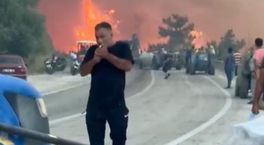 Bursa'da Alevler göğe ulaştı o aldırış etmeden sigarasını yaktı...