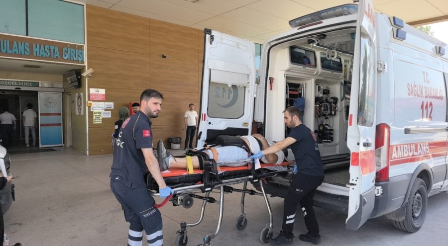 İnegöl'de lastiği patlayan araç şarampole yuvarlandı