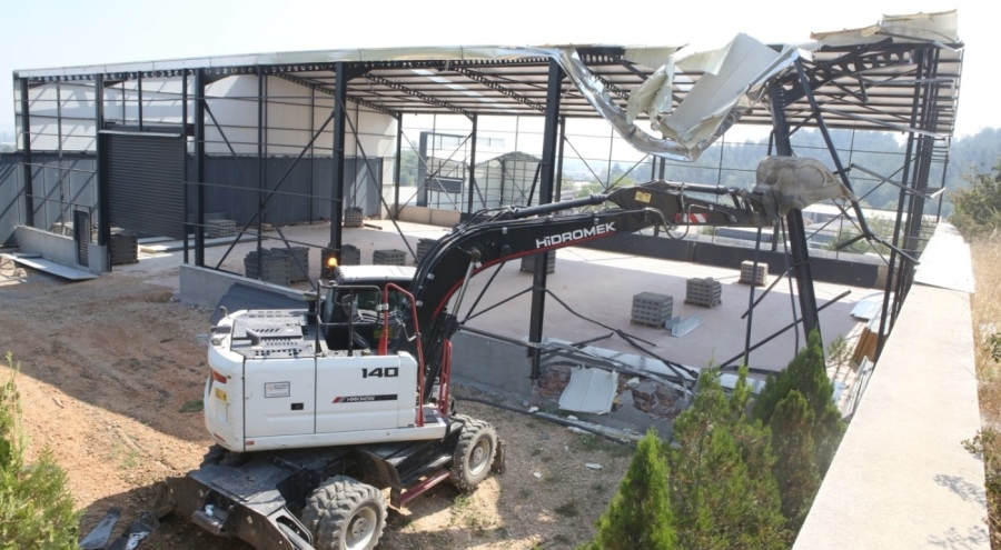 Nilüfer'de iki kaçak yapı yıkıldı