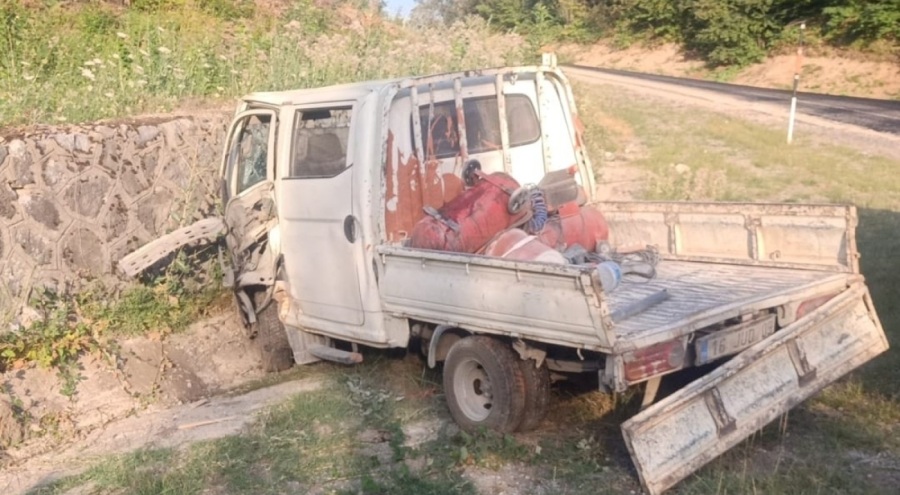 Bursa'da kamyon ile kamyonet çarpıştı: 1 yaralı