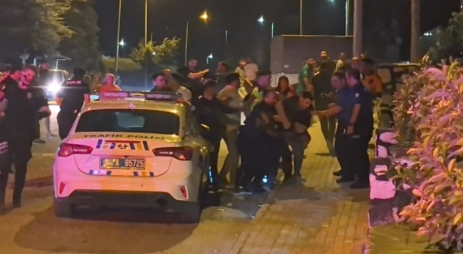 Gençler arasındaki kavga kamerada... Polis biber gazı sıktı, gözaltına aldı