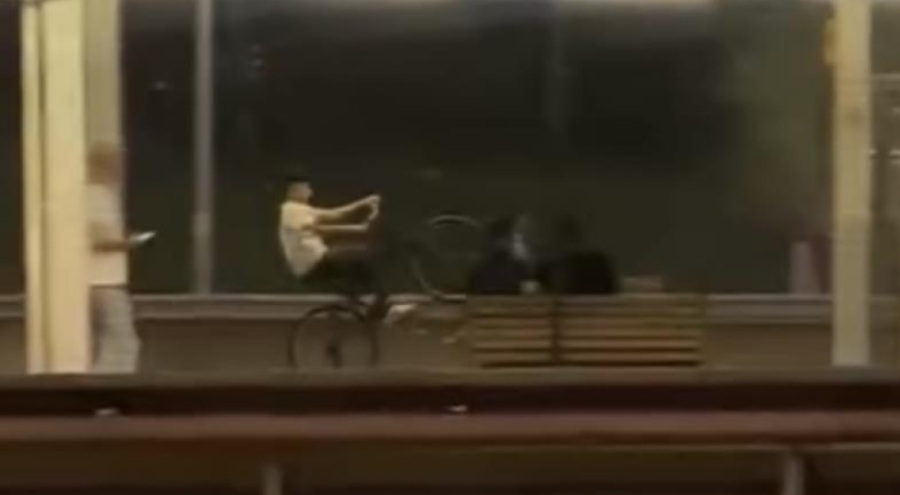 Bursaray istasyonunda tek teker üzerinde bisiklet sürdü