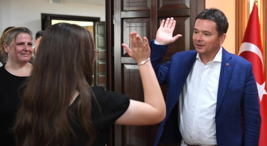 Başkan Erkan Aydın başarılı öğrencileri ödüllendirdi