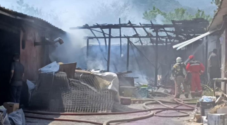 Bursa'da mobilya imalathanesinde yangın