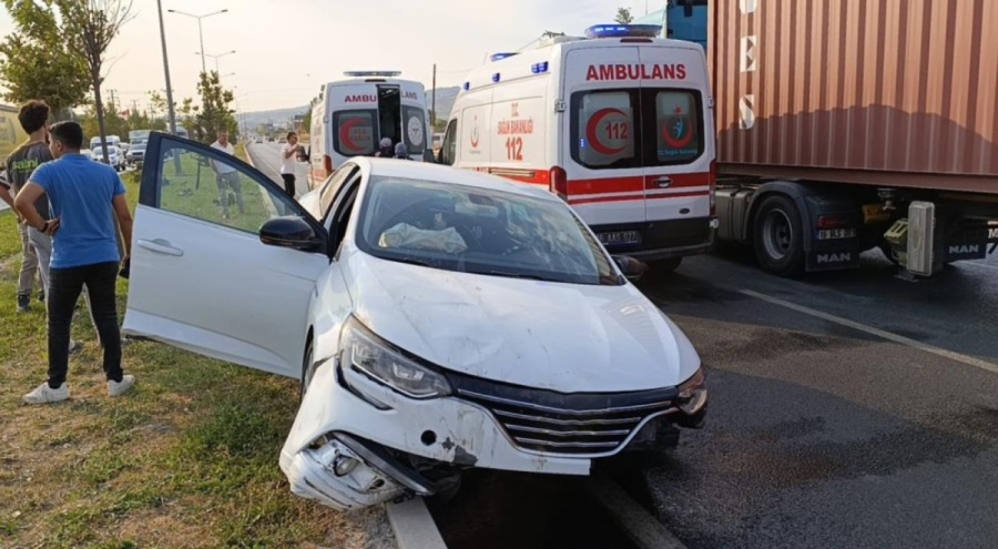 Bursa'da cip ile otomobil çarpıştı! Yaralılar var