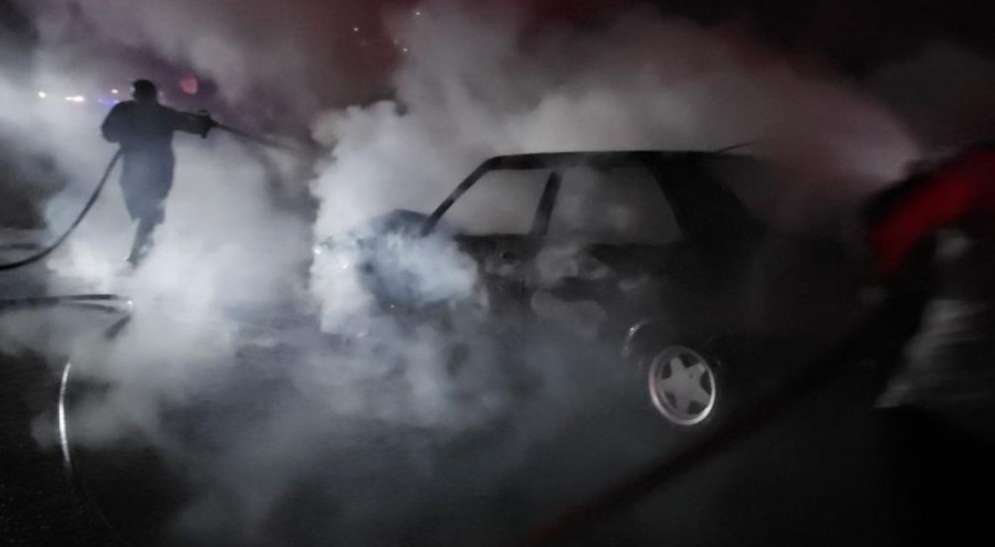 Seyir halindeki otomobil alev alev yandı