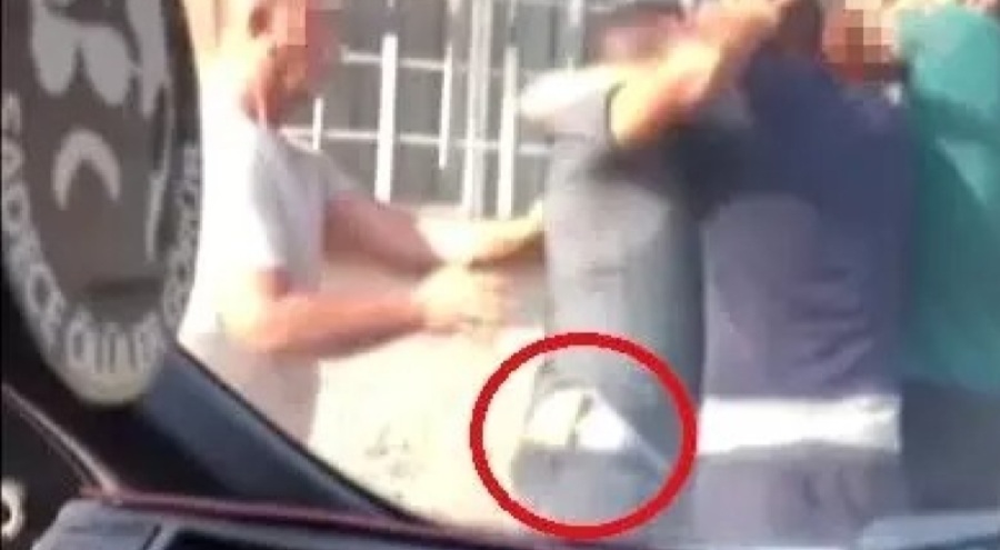 Belindeki bıçakla kavgaya tutuştu! Sokak boks ringine döndü
