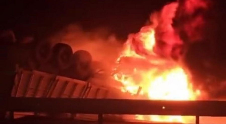 Devrilen tırda sıkışan sürücü yanarak can verdi!