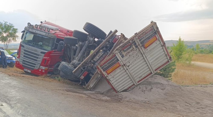 Bursa'da kum yüklü tır devrildi! Sürücü yaralandı