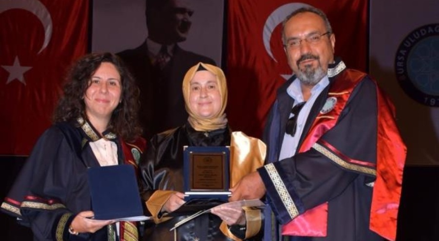 50 yaşındaki 5 çocuklu anne, üniversitede bölüm birincisi oldu